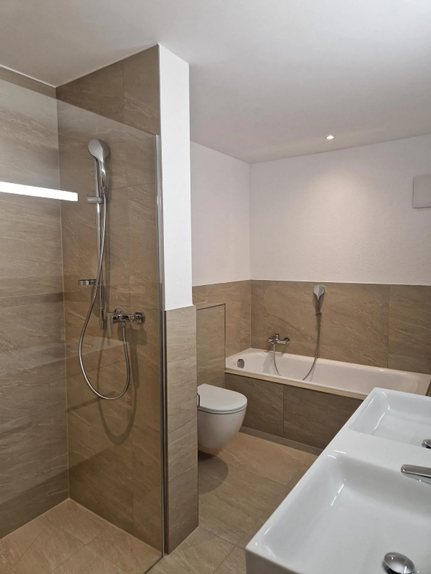 helle, grosszügige 4.5 Zimmer Wohnung im 1. OG - Foto 5 di 6