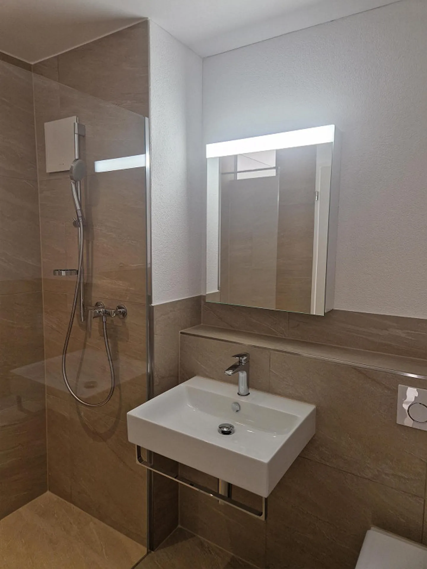 helle, grosszügige 4.5 Zimmer Wohnung im 1. OG - Foto 6 di 6
