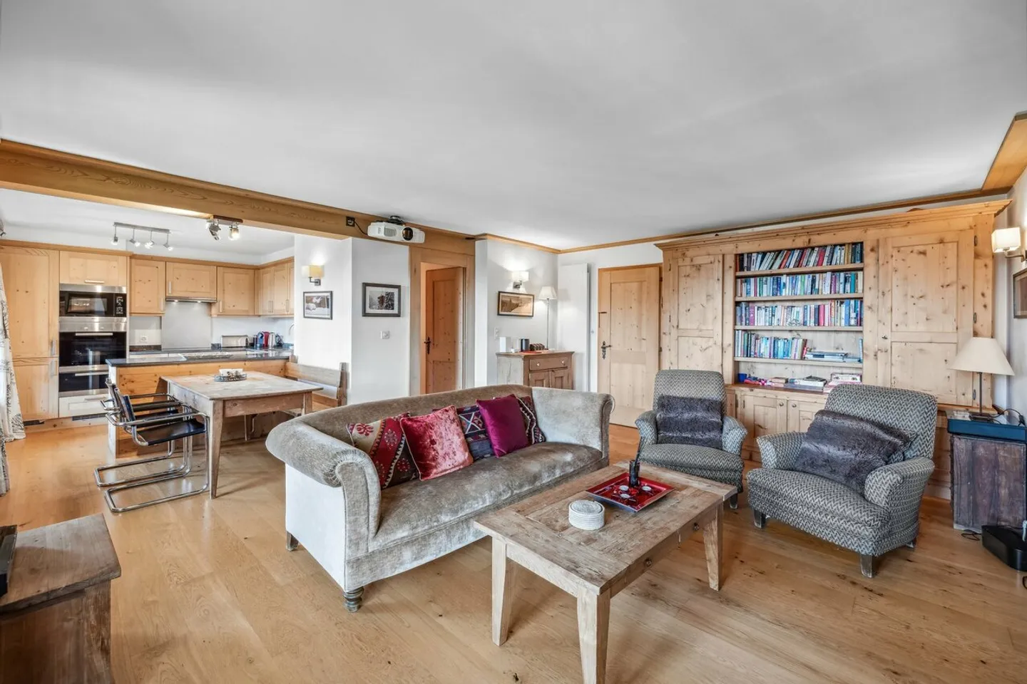 Le Granit: Appartement rénové de 4 chambres au Domaine de la Résidence - Photo 3 sur 26