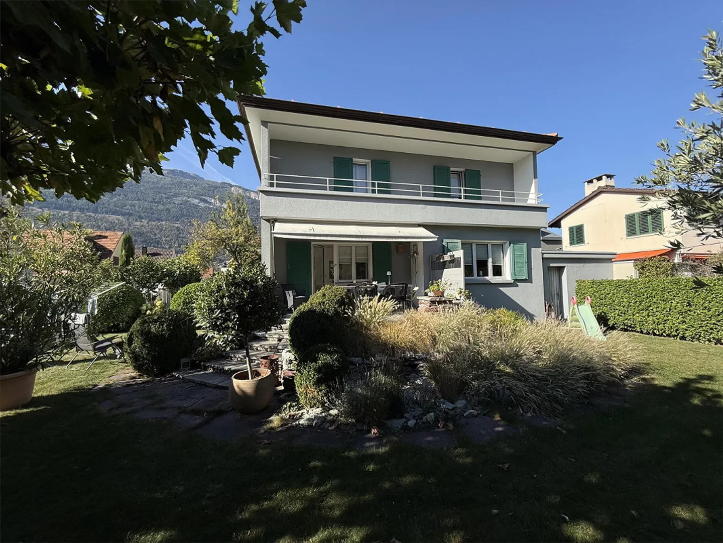 Well-maintained 6-room single-family house in sunny location with a view in Chur - Photo 1 of 15