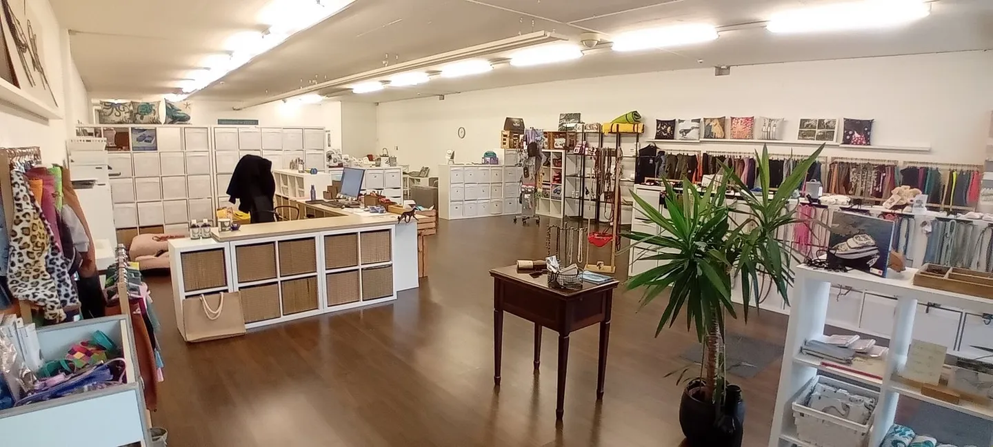 Sales, Exhibition or Studio Space in a Well-Frequented Location - Photo 3 of 7