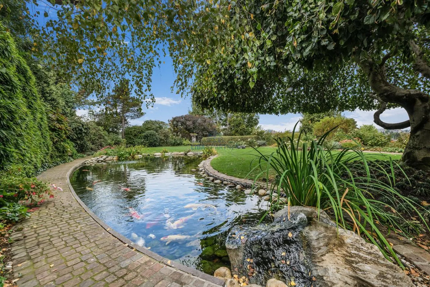 Charming Family Home with Garden - Photo 4 of 14
