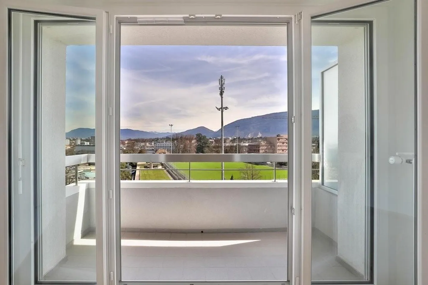 Magnificent 5-room apartment, close to all amenities - Photo 7 of 9