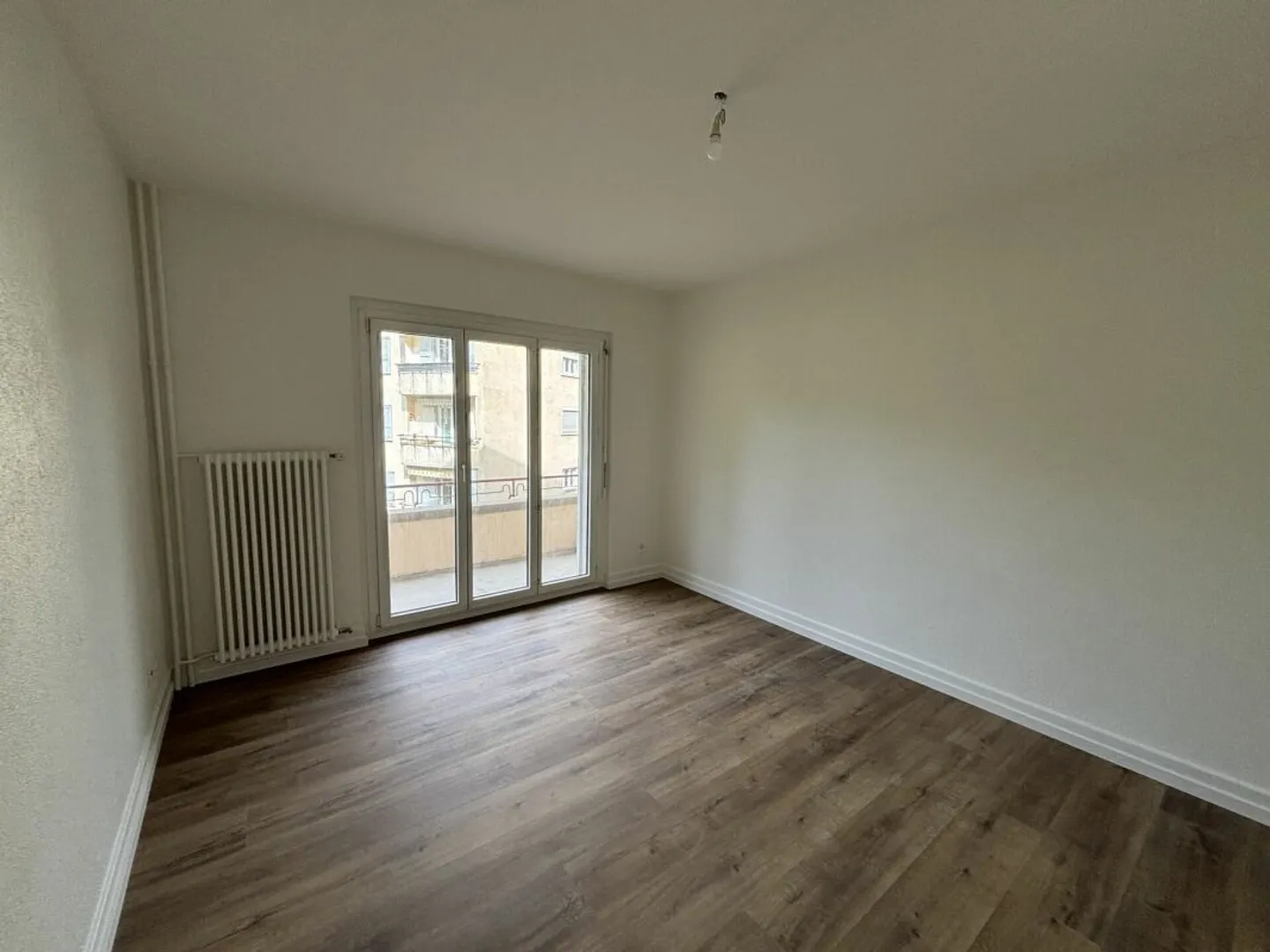 Fully renovated 3-room apartment with balcony - Photo 3 of 8