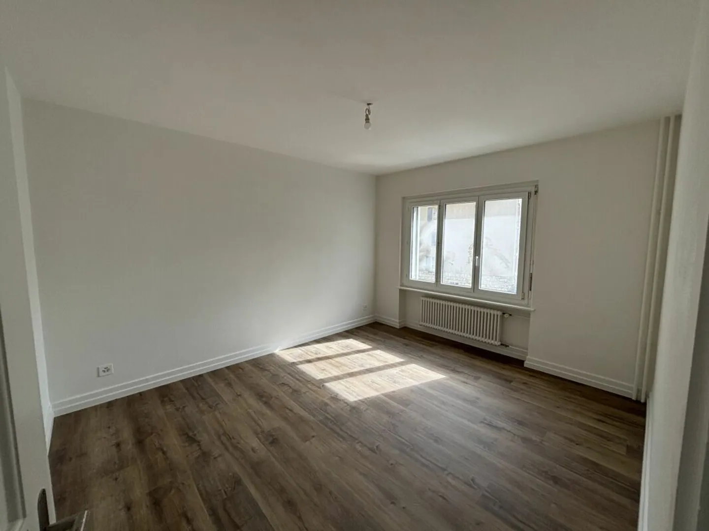 Fully renovated 3-room apartment with balcony - Photo 4 of 8