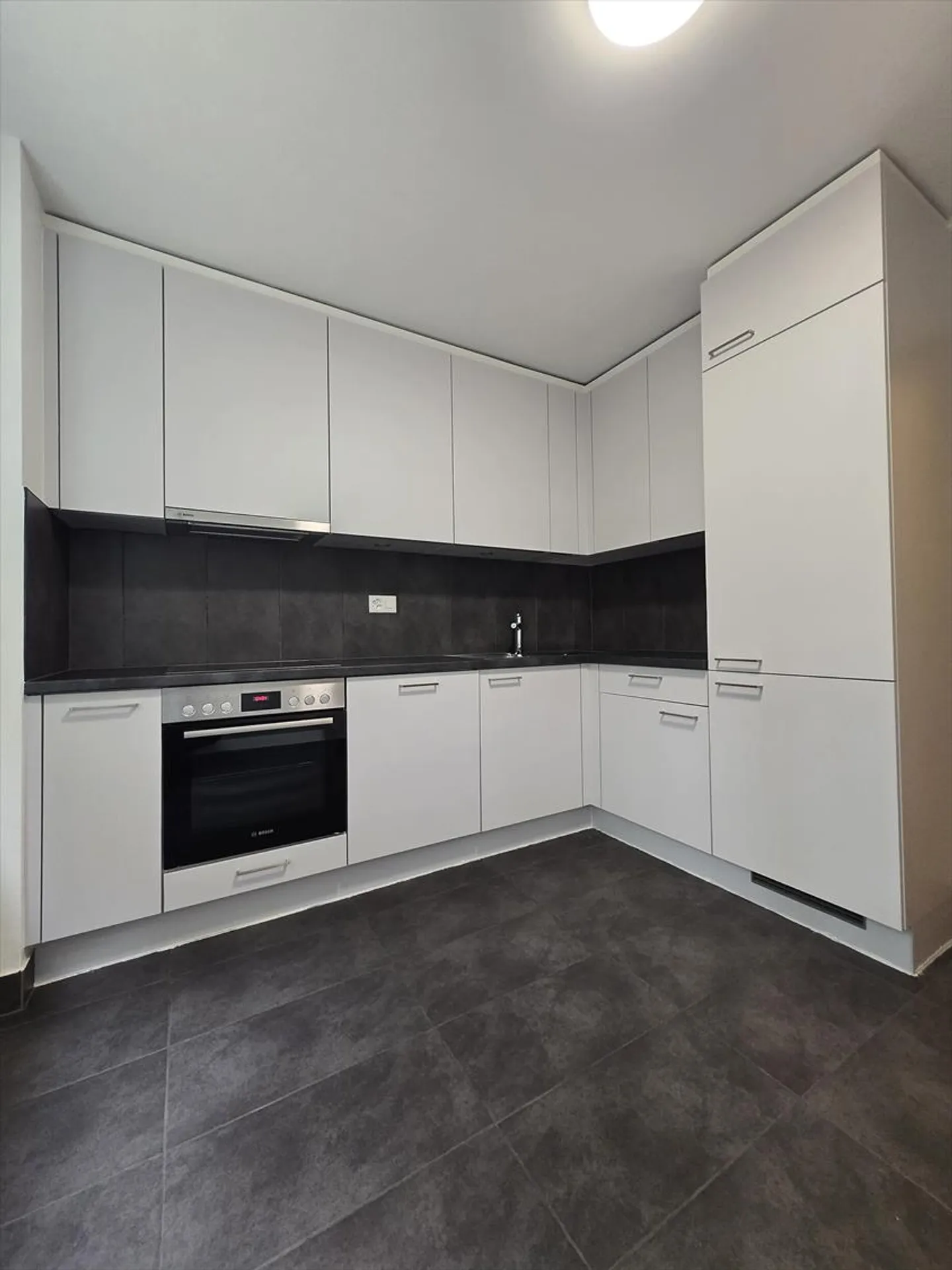 Très bel appartement de 4,5 pièces au rez-de-chaussée. Idéalement situé, près de l'autoroute, à proximité des commerces et accessible par les transports en commun. - Photo 2 sur 6