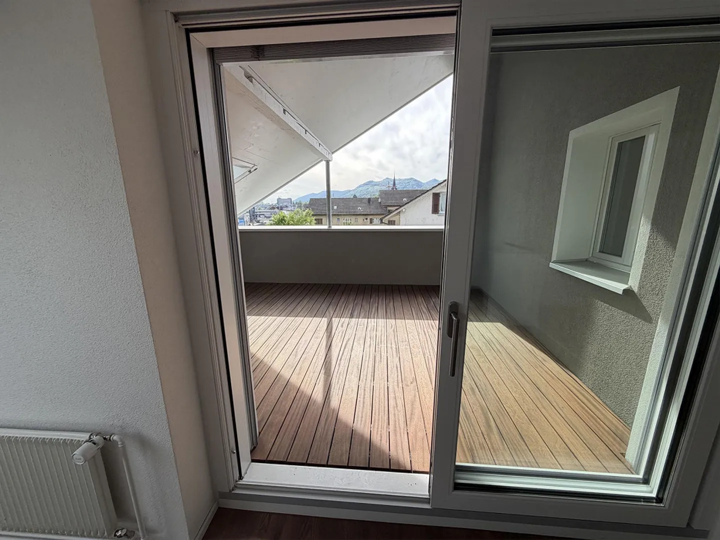 Super cool appartement en attique de 4,5 pièces avec une loggia fantastiquement belle ! - Photo 2 sur 11