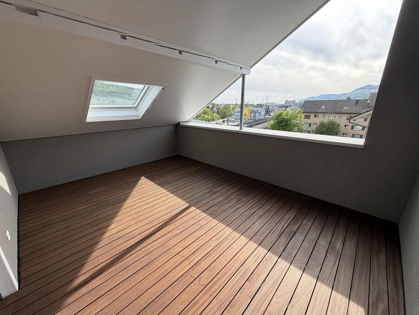 Super cool appartement en attique de 4,5 pièces avec une loggia fantastiquement belle ! - Photo 3 sur 11