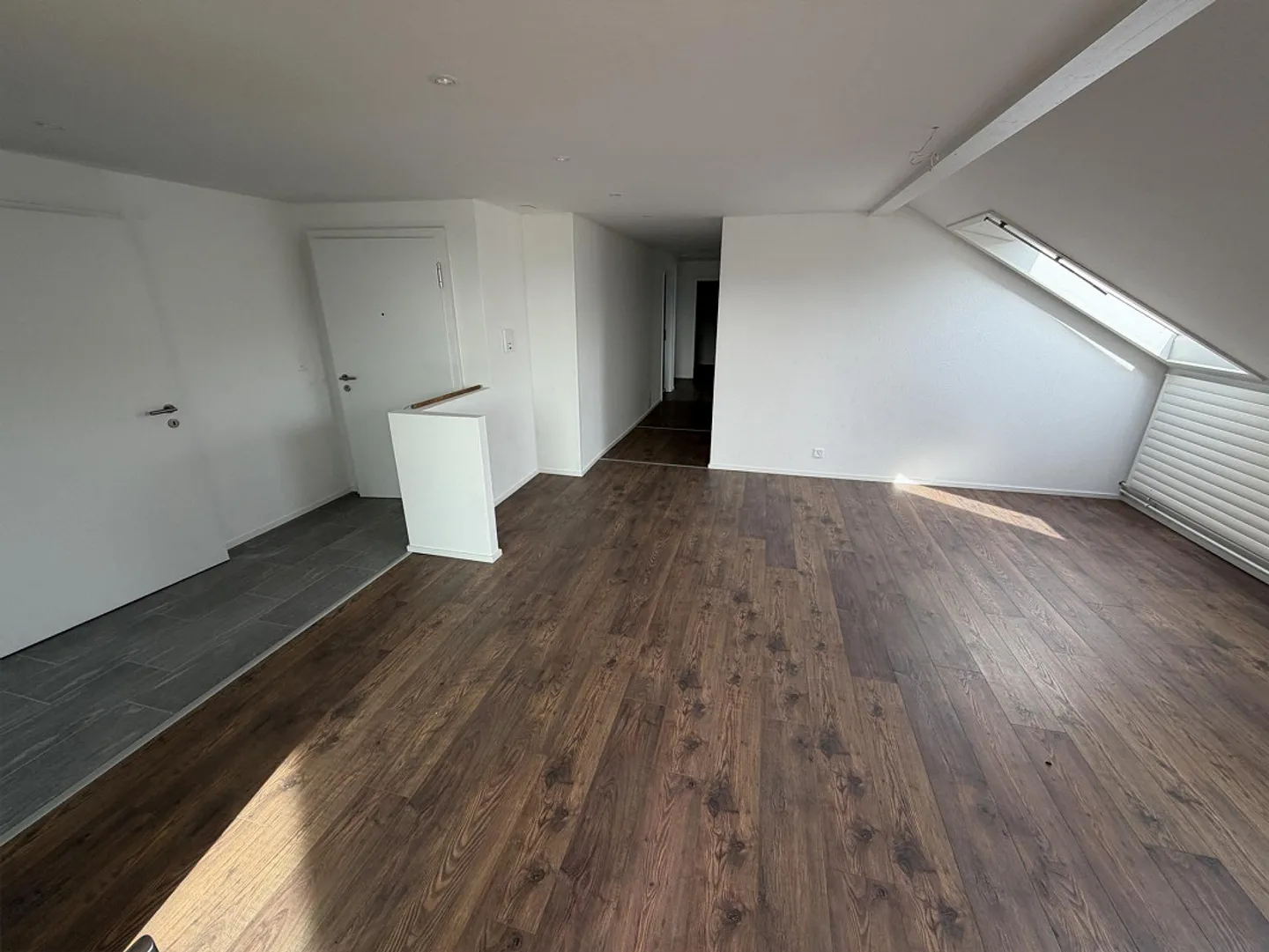 Super cool appartement en attique de 4,5 pièces avec une loggia fantastiquement belle ! - Photo 4 sur 11