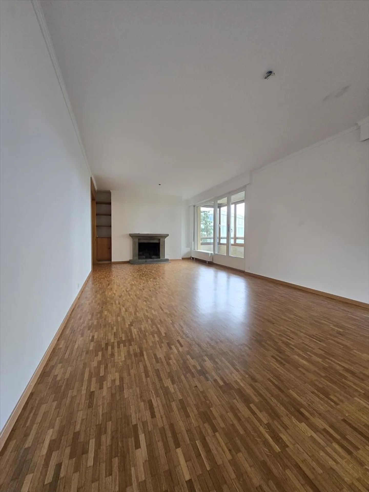 Très bel appartement de 4,5 pièces au rez-de-chaussée. Idéalement situé, près de l'autoroute, à proximité des commerces et accessible par les transports en commun. - Photo 4 sur 6