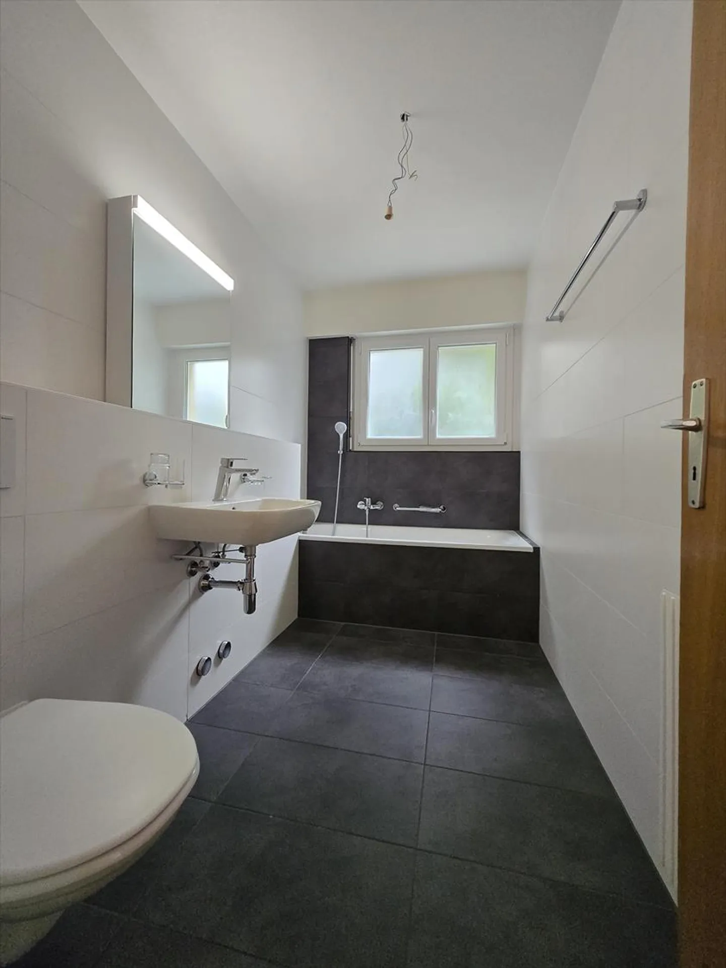 Très bel appartement de 4,5 pièces au rez-de-chaussée. Idéalement situé, près de l'autoroute, à proximité des commerces et accessible par les transports en commun. - Photo 5 sur 6