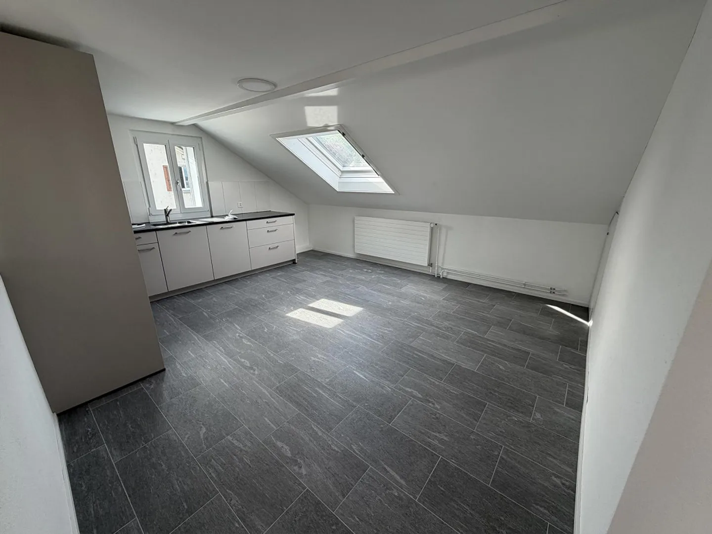 Super cool appartement en attique de 4,5 pièces avec une loggia fantastiquement belle ! - Photo 5 sur 11