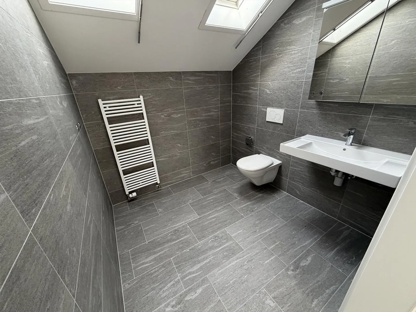 Super cool appartement en attique de 4,5 pièces avec une loggia fantastiquement belle ! - Photo 6 sur 11