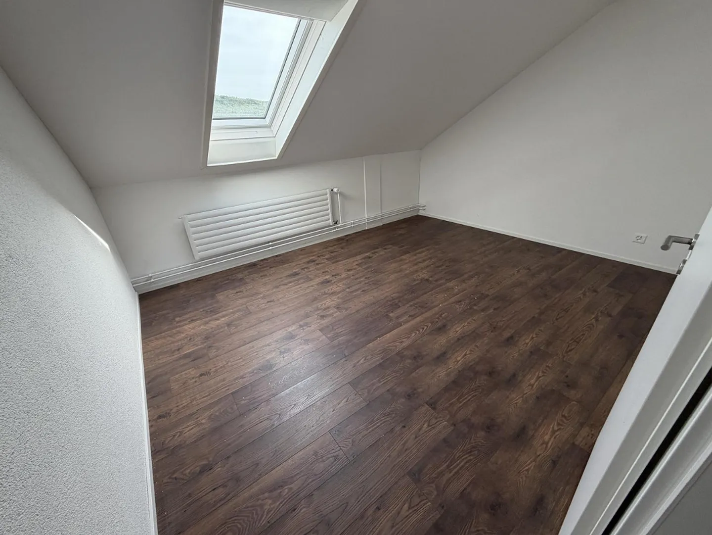 Super cool appartement en attique de 4,5 pièces avec une loggia fantastiquement belle ! - Photo 7 sur 11