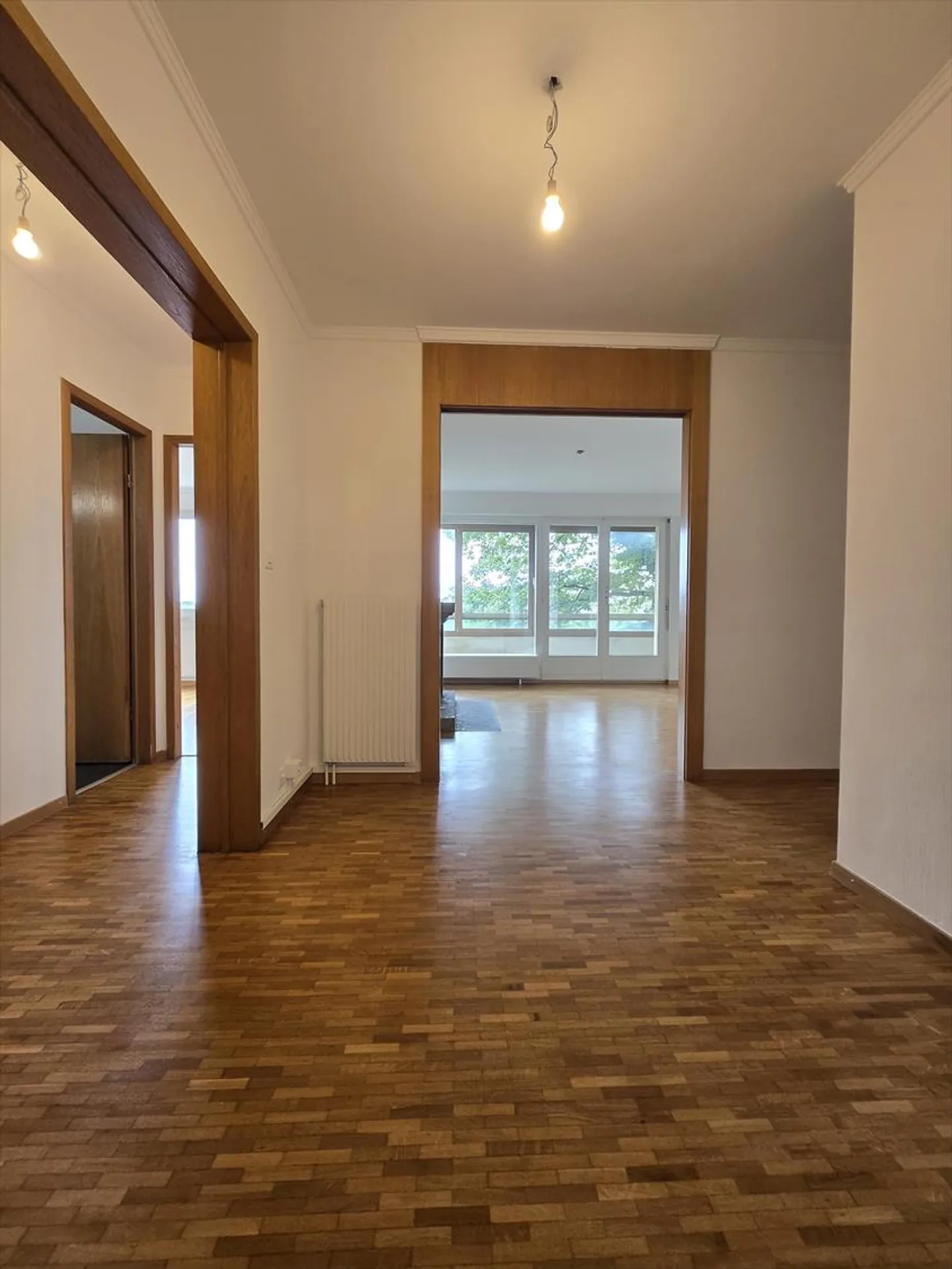 Très bel appartement de 4,5 pièces au rez-de-chaussée. Idéalement situé, près de l'autoroute, à proximité des commerces et accessible par les transports en commun. - Photo 3 sur 6