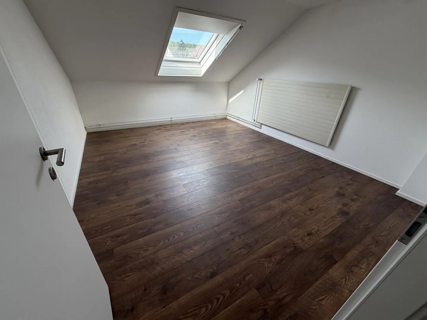 Super cool appartement en attique de 4,5 pièces avec une loggia fantastiquement belle ! - Photo 9 sur 11