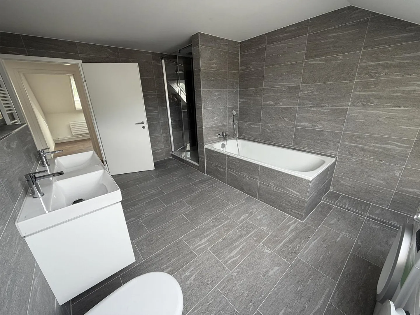 Super cool appartement en attique de 4,5 pièces avec une loggia fantastiquement belle ! - Photo 10 sur 11