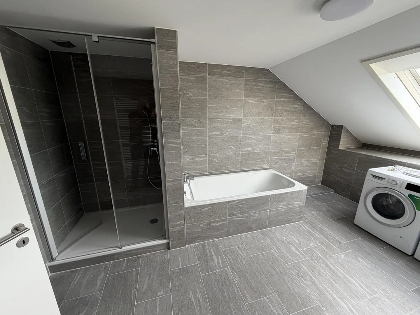 Super cool appartement en attique de 4,5 pièces avec une loggia fantastiquement belle ! - Photo 11 sur 11