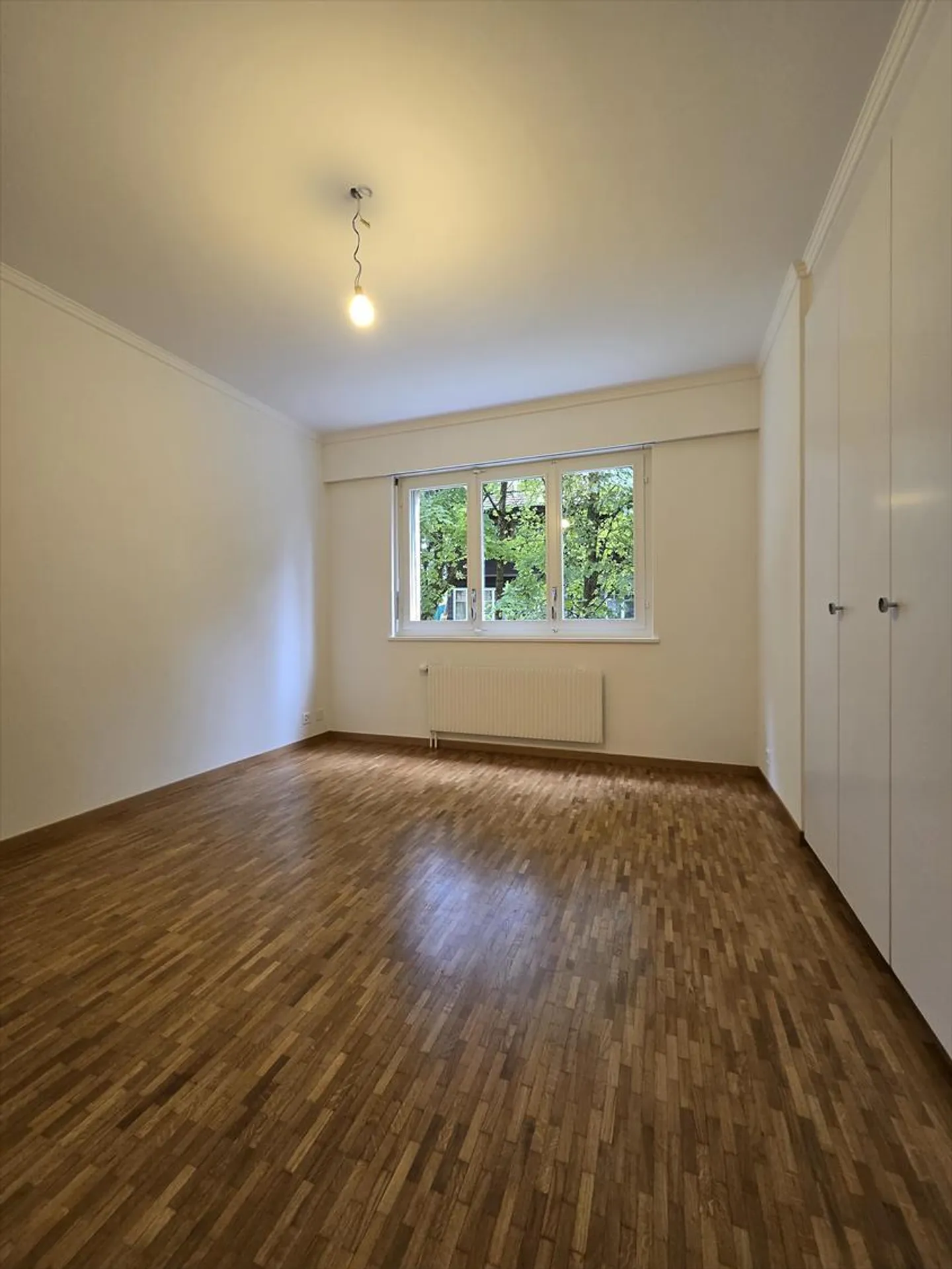 Très bel appartement de 4,5 pièces au rez-de-chaussée. Idéalement situé, près de l'autoroute, à proximité des commerces et accessible par les transports en commun. - Photo 6 sur 6