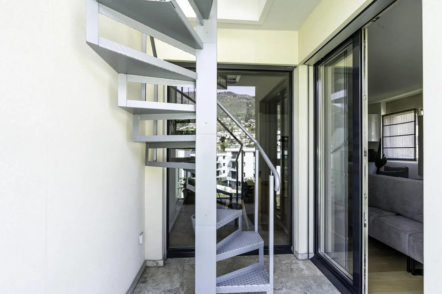 PENTHOUSE MODERNE ET LUMINEUX 3.5 PIÈCES AVEC TERRASSE PANORAMIQUE - Photo 4 sur 13