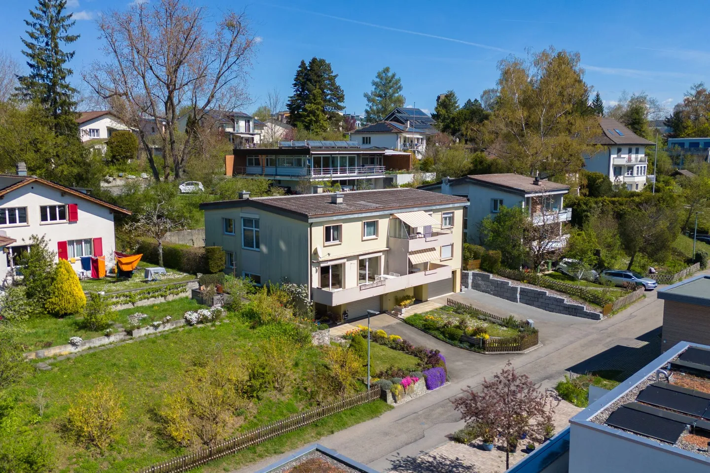 Maison familiale jumelée spacieuse de 6,5 pièces avec vue sur la montagne et possibilités d'utilisation variées - Photo 1 sur 23