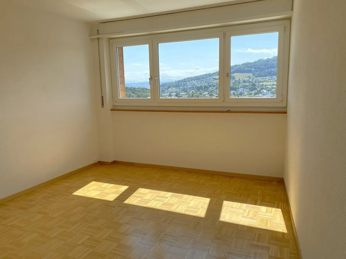 Living with a panoramic view on the 14th floor - Photo 3 of 11