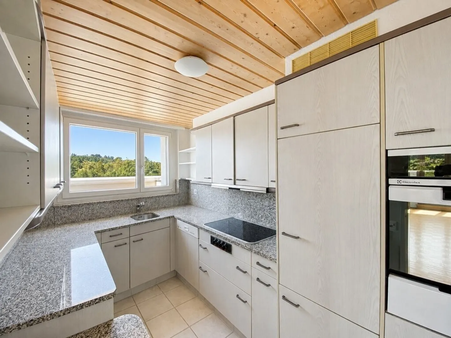 Living with a panoramic view on the 14th floor - Photo 5 of 11