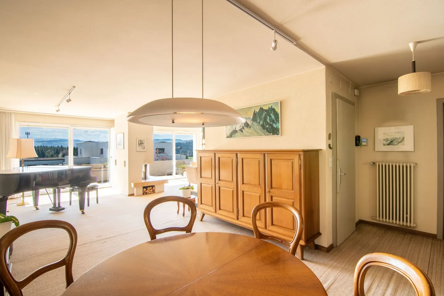 Maison familiale jumelée spacieuse de 6,5 pièces avec vue sur la montagne et possibilités d'utilisation variées - Photo 3 sur 23