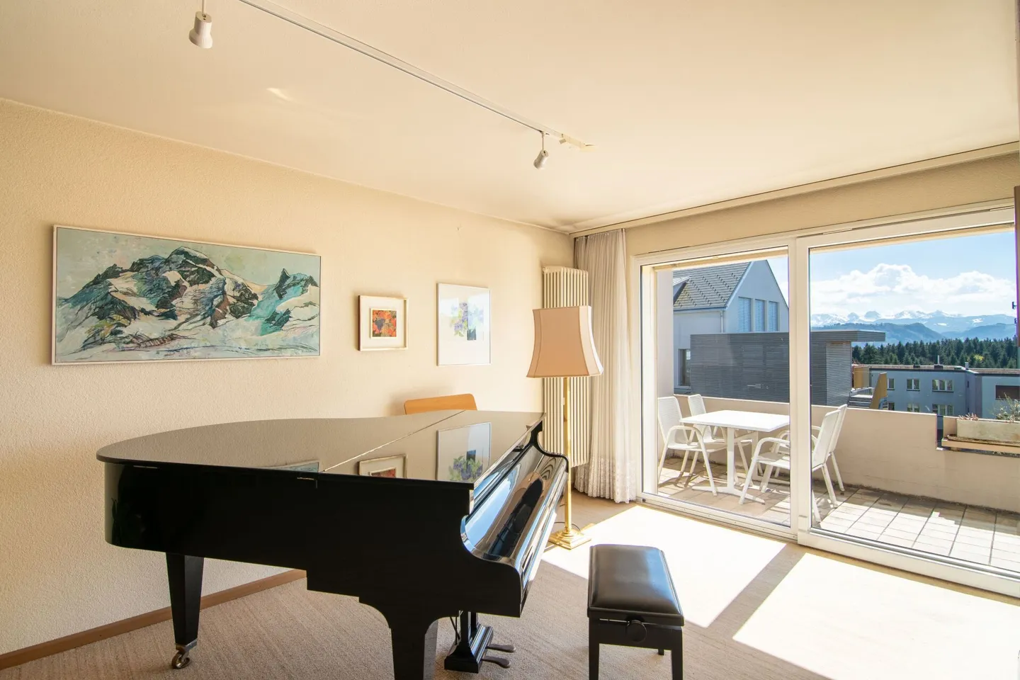 Maison familiale jumelée spacieuse de 6,5 pièces avec vue sur la montagne et possibilités d'utilisation variées - Photo 5 sur 23