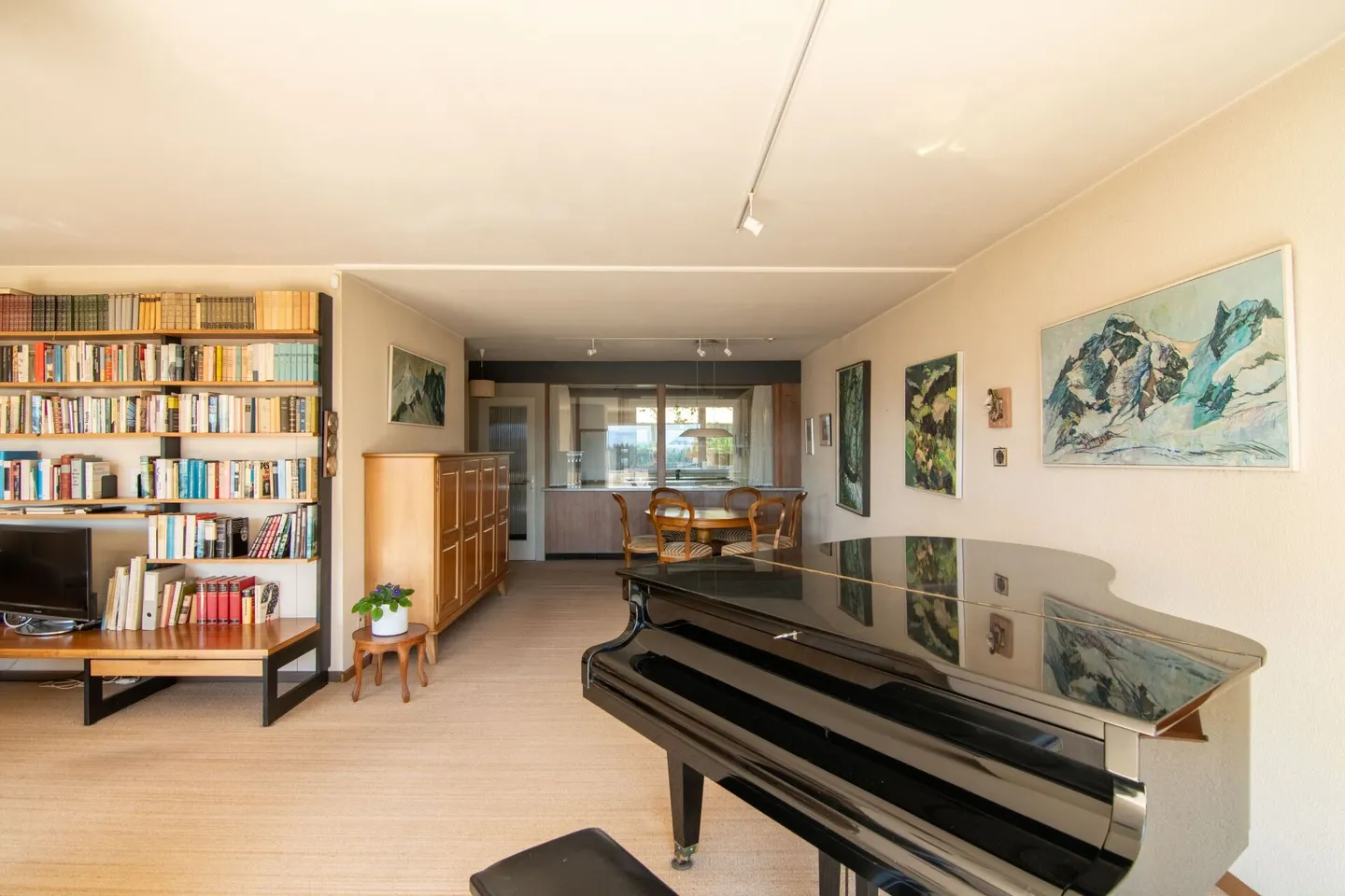 Maison familiale jumelée spacieuse de 6,5 pièces avec vue sur la montagne et possibilités d'utilisation variées - Photo 6 sur 23