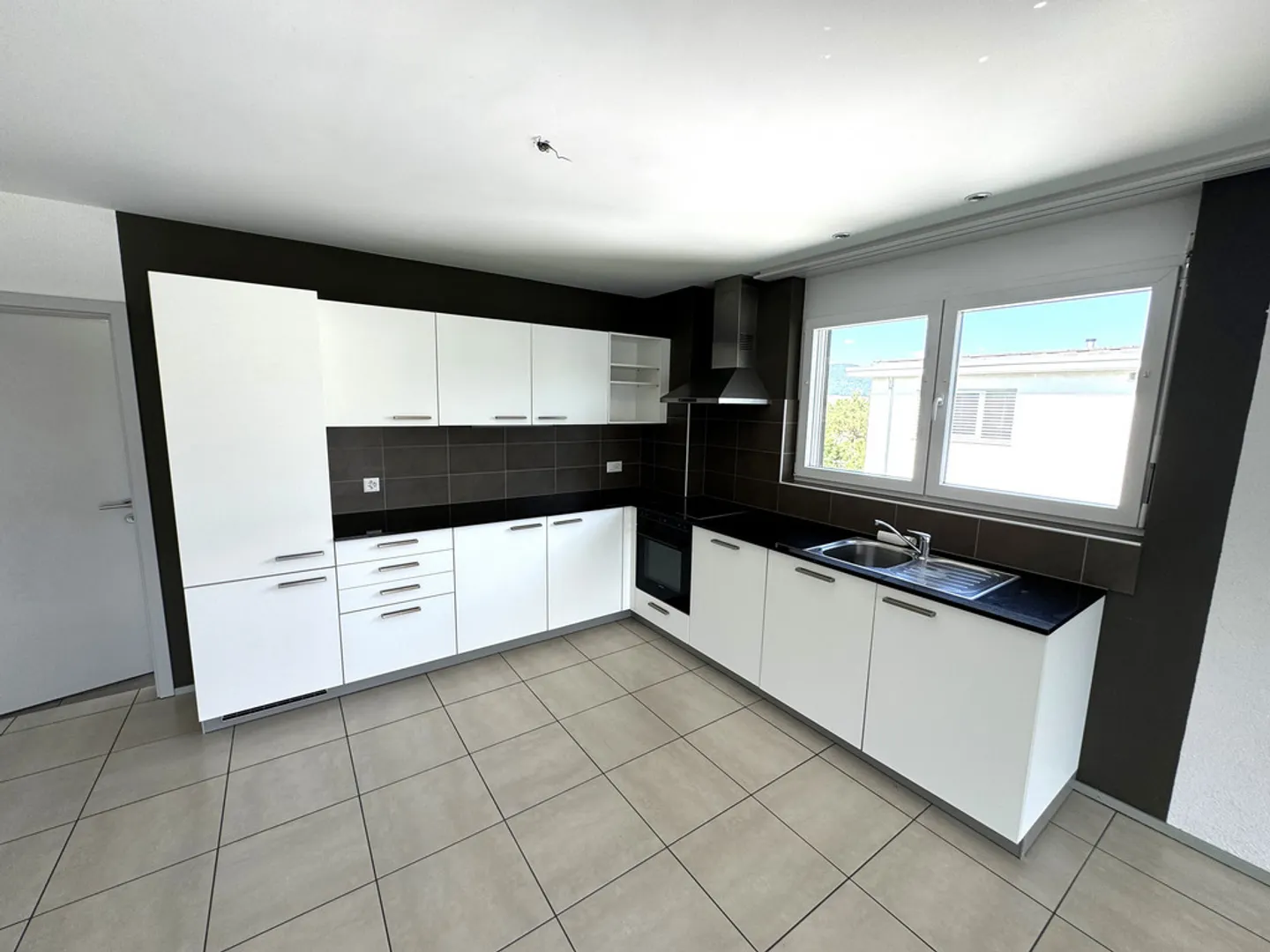 Spacious Apartment with Balcony - Photo 4 of 12