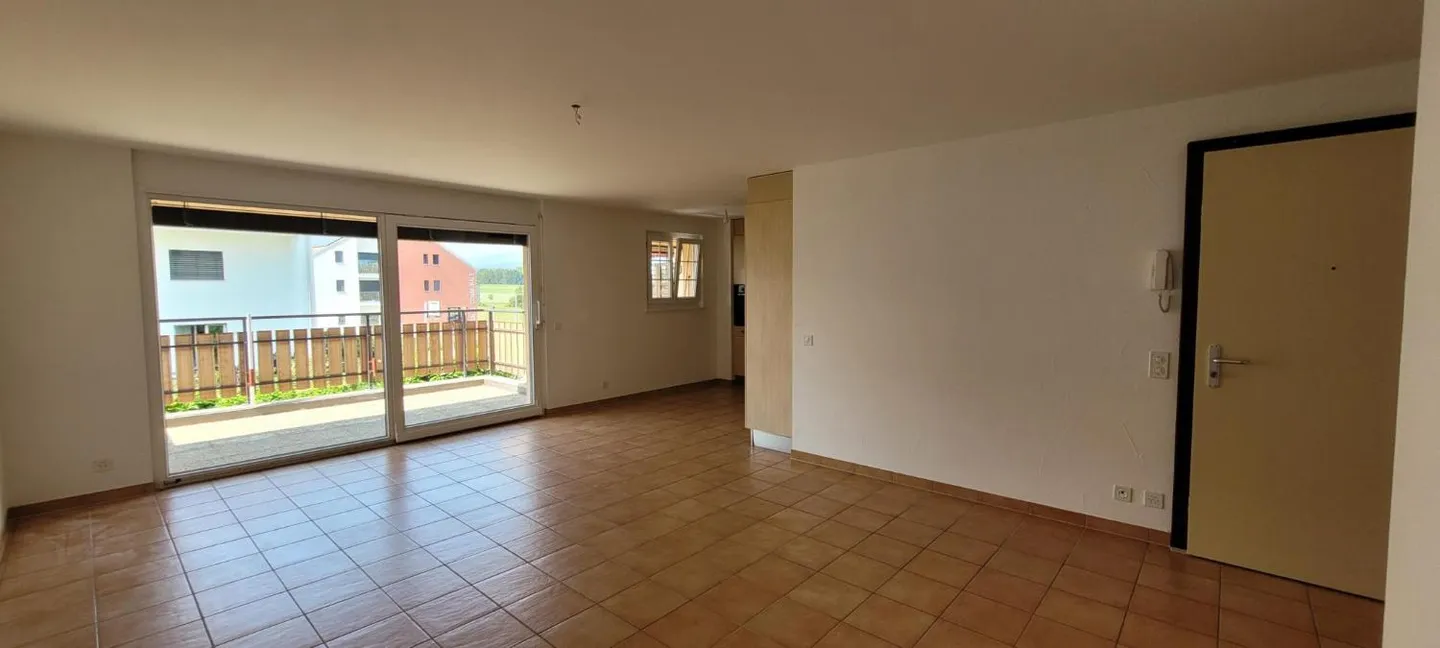 Beautiful bright 4.5-room apartment on the 1st floor with balcony - Photo 2 of 7