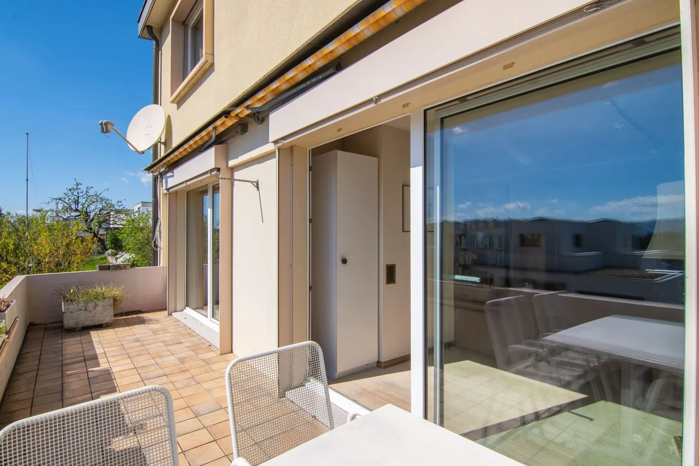 Maison familiale jumelée spacieuse de 6,5 pièces avec vue sur la montagne et possibilités d'utilisation variées - Photo 19 sur 23