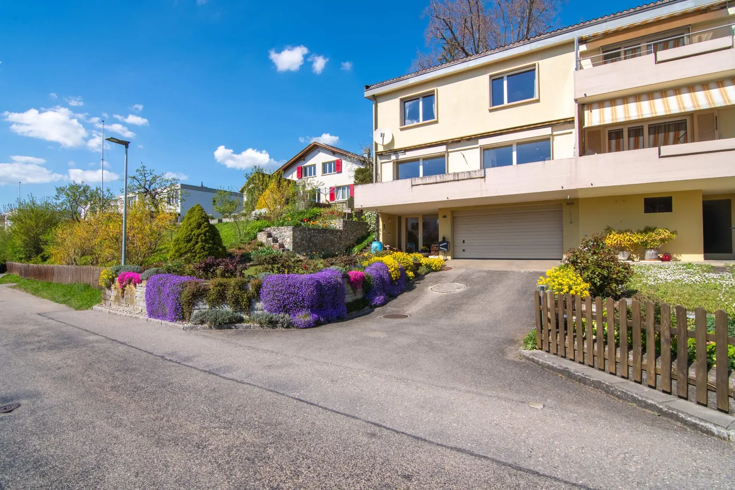 Maison familiale jumelée spacieuse de 6,5 pièces avec vue sur la montagne et possibilités d'utilisation variées - Photo 21 sur 23