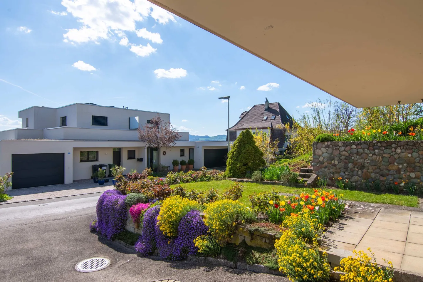 Maison familiale jumelée spacieuse de 6,5 pièces avec vue sur la montagne et possibilités d'utilisation variées - Photo 22 sur 23