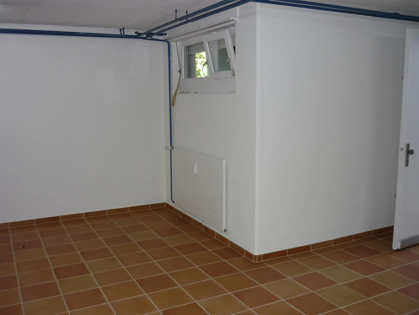Stockage / Atelier / Salle de Loisirs avec Accès Direct de l'Extérieur - Photo 4 sur 5