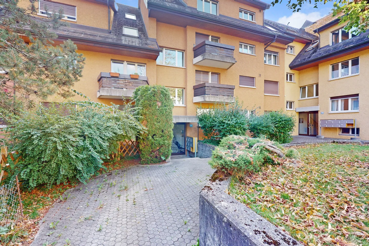 Ampio appartamento familiare con camino in un ambiente verdeggiante - Foto 1 di 5