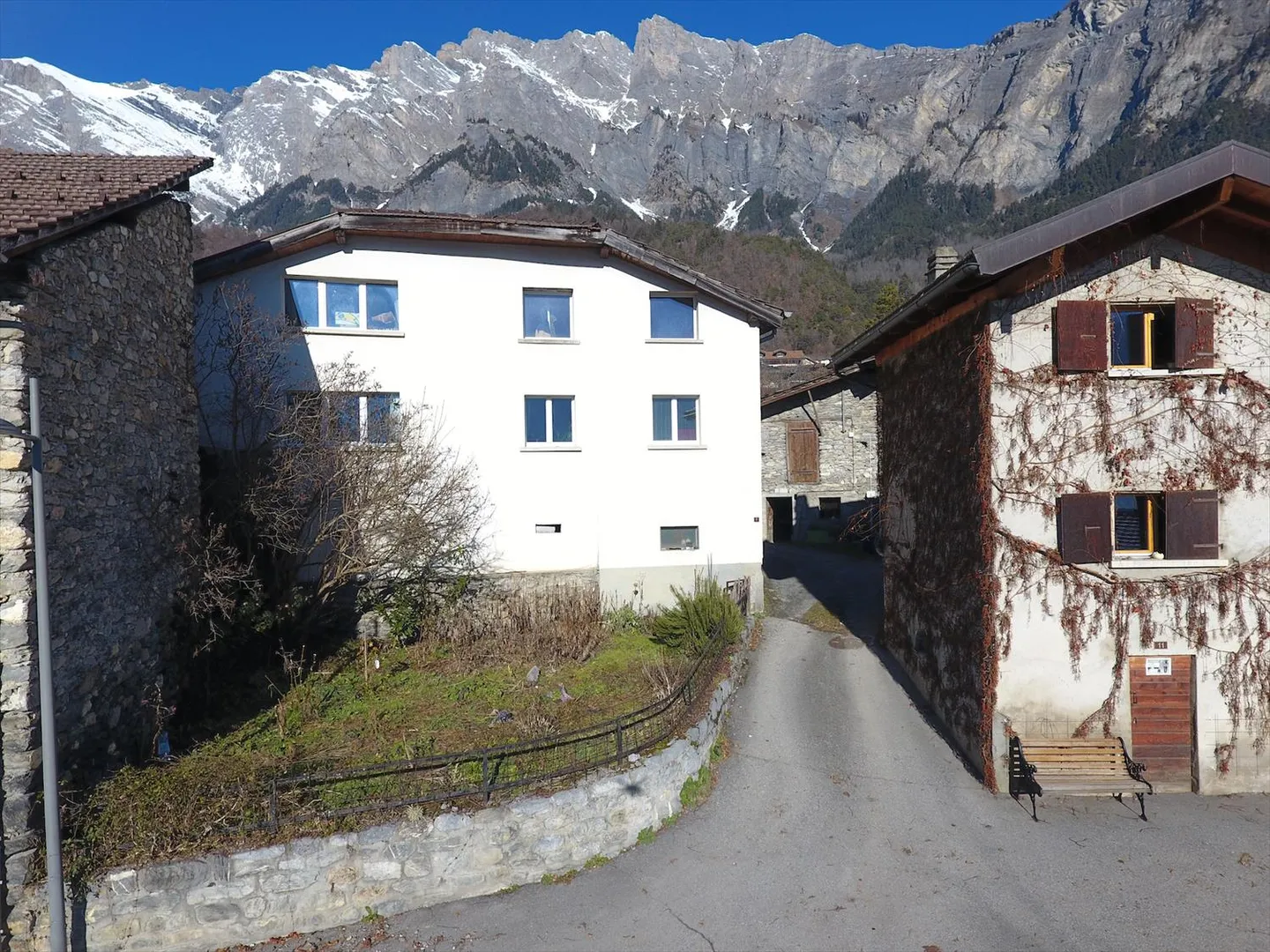 Da acquistare a Chamoson/VS, propriet
à composta da 3,5 appezzamenti, 1 casa e 1 fienile - Foto 1 di 19