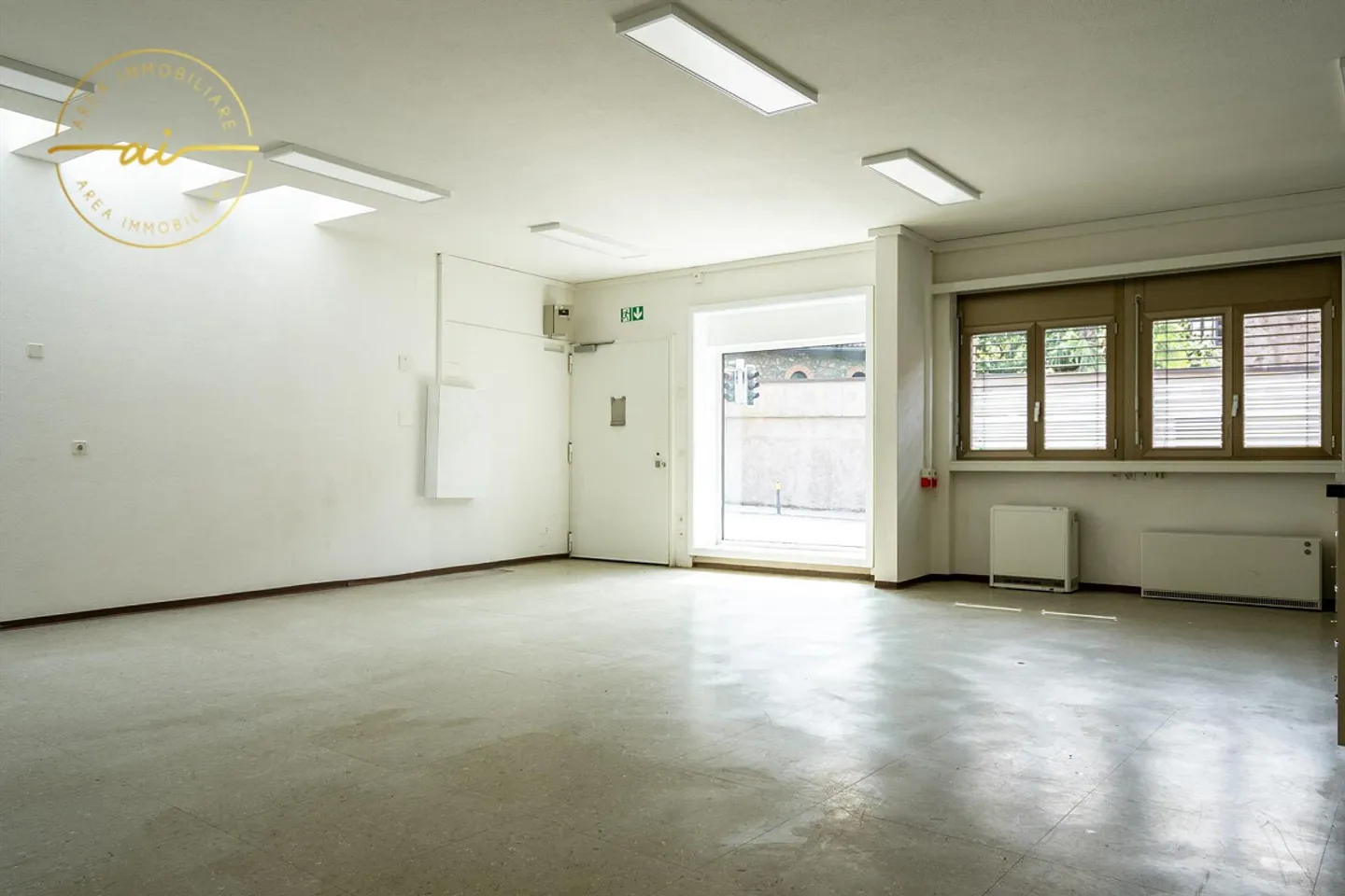 SINGLE-FAMILY HOUSE WITH ATTACHED COMMERCIAL SPACE - Photo 10 of 13