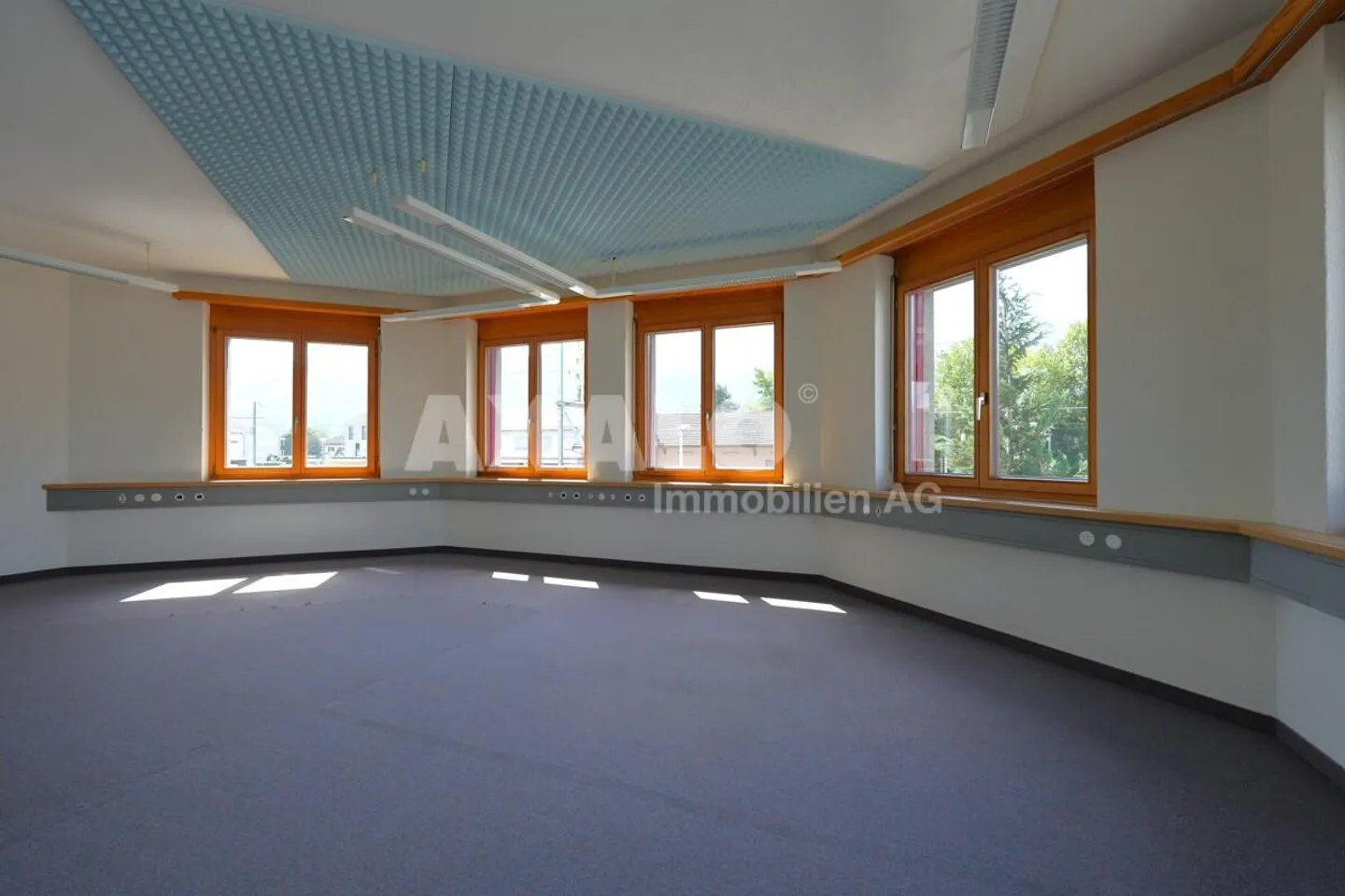 Spazio ufficio/pratica luminoso in una posizione ben collegata a Sevelen - Foto 2 di 12