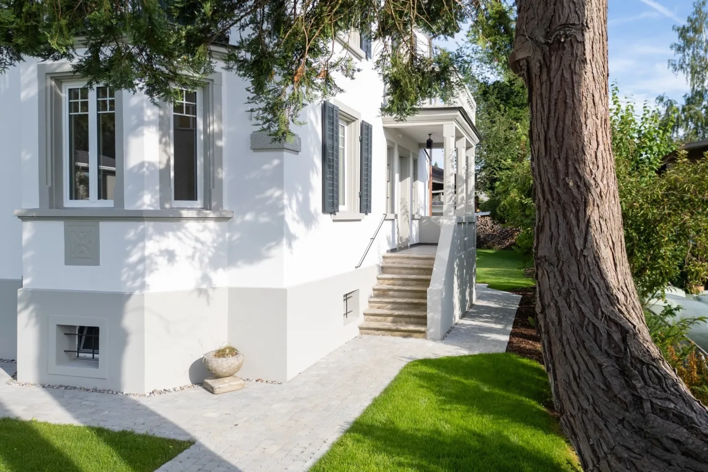 Art Nouveau villa with modern amenities - Photo 2 of 8