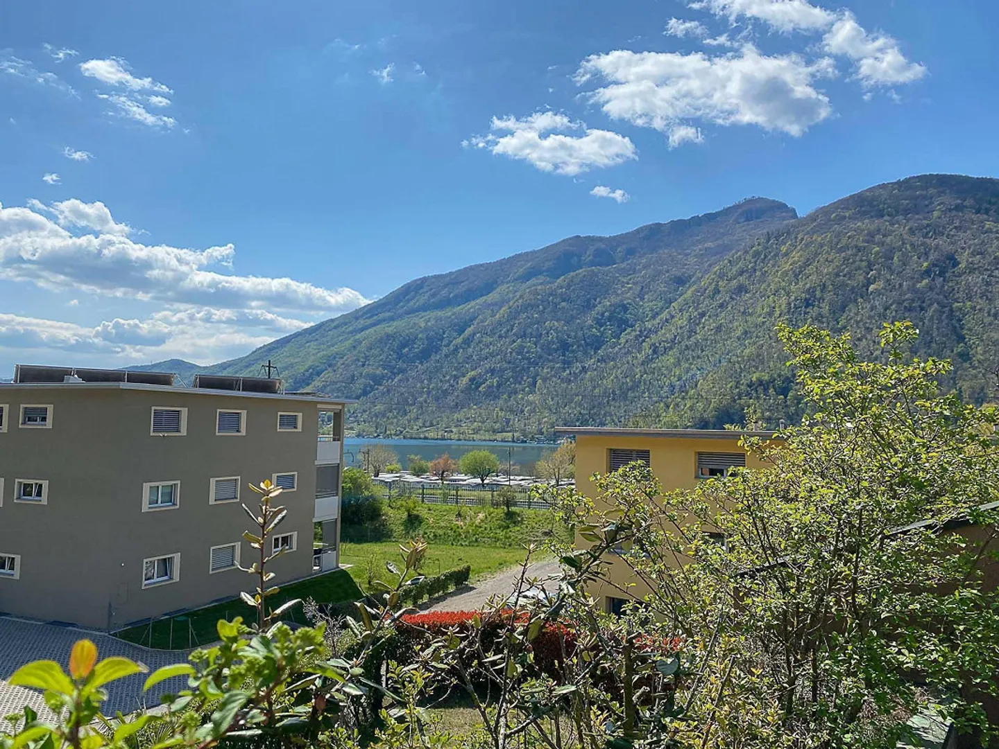 Geräumiges Doppelhaus mit Garten in Melano - Foto 16 von 19