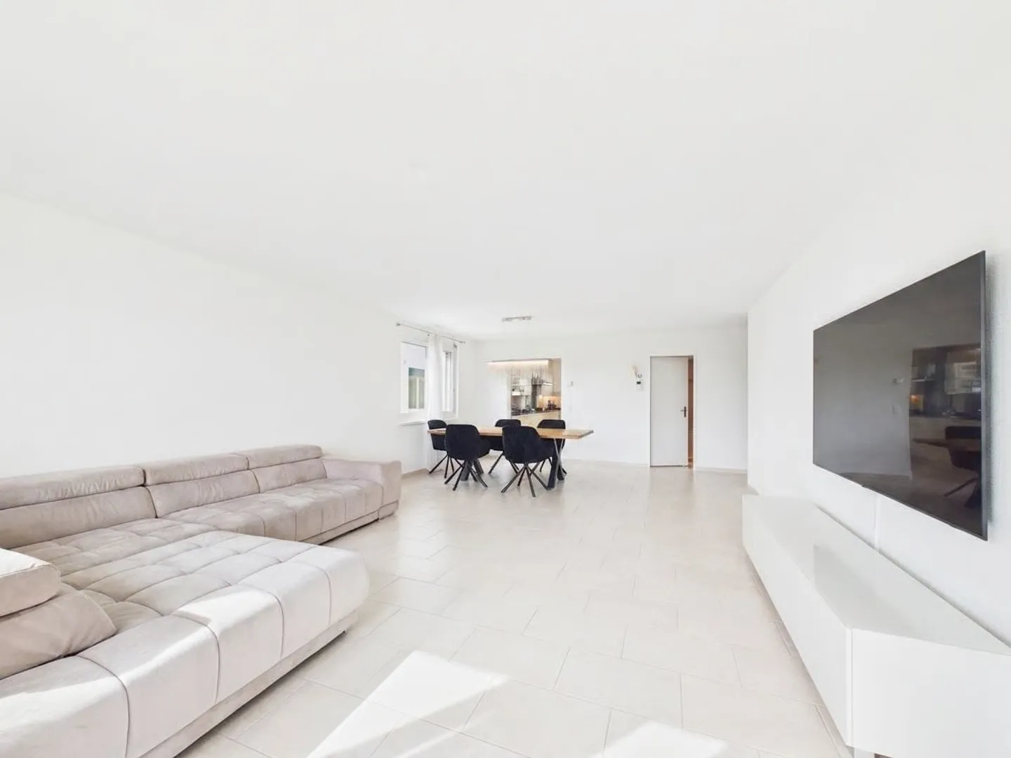 Spacious Apartment with Large Terrace - Photo 7 of 13