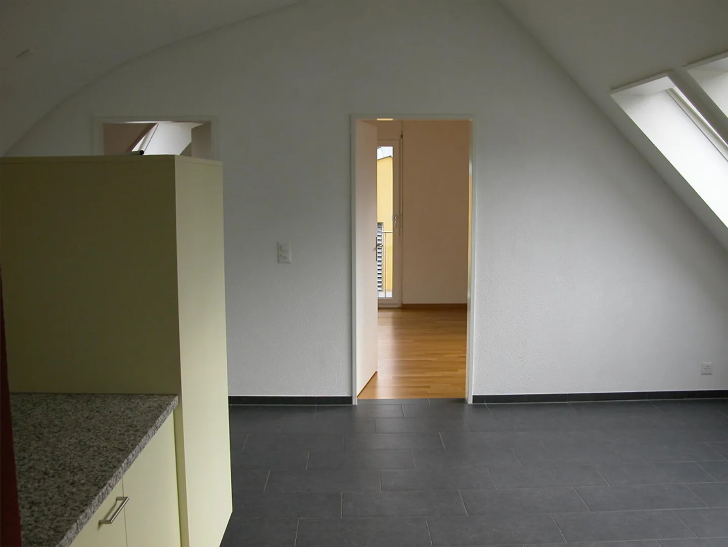 Great 3 1/2-room apartment in Liestal - exclusive near the train station! - Photo 2 of 12