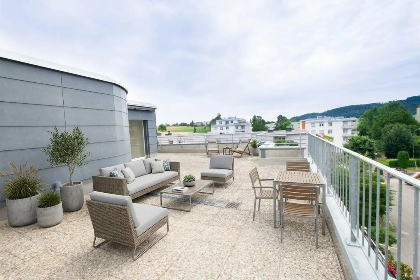 Penthouse apartment with large terrace near the agricultural zone in Brügg - Photo 1 of 12