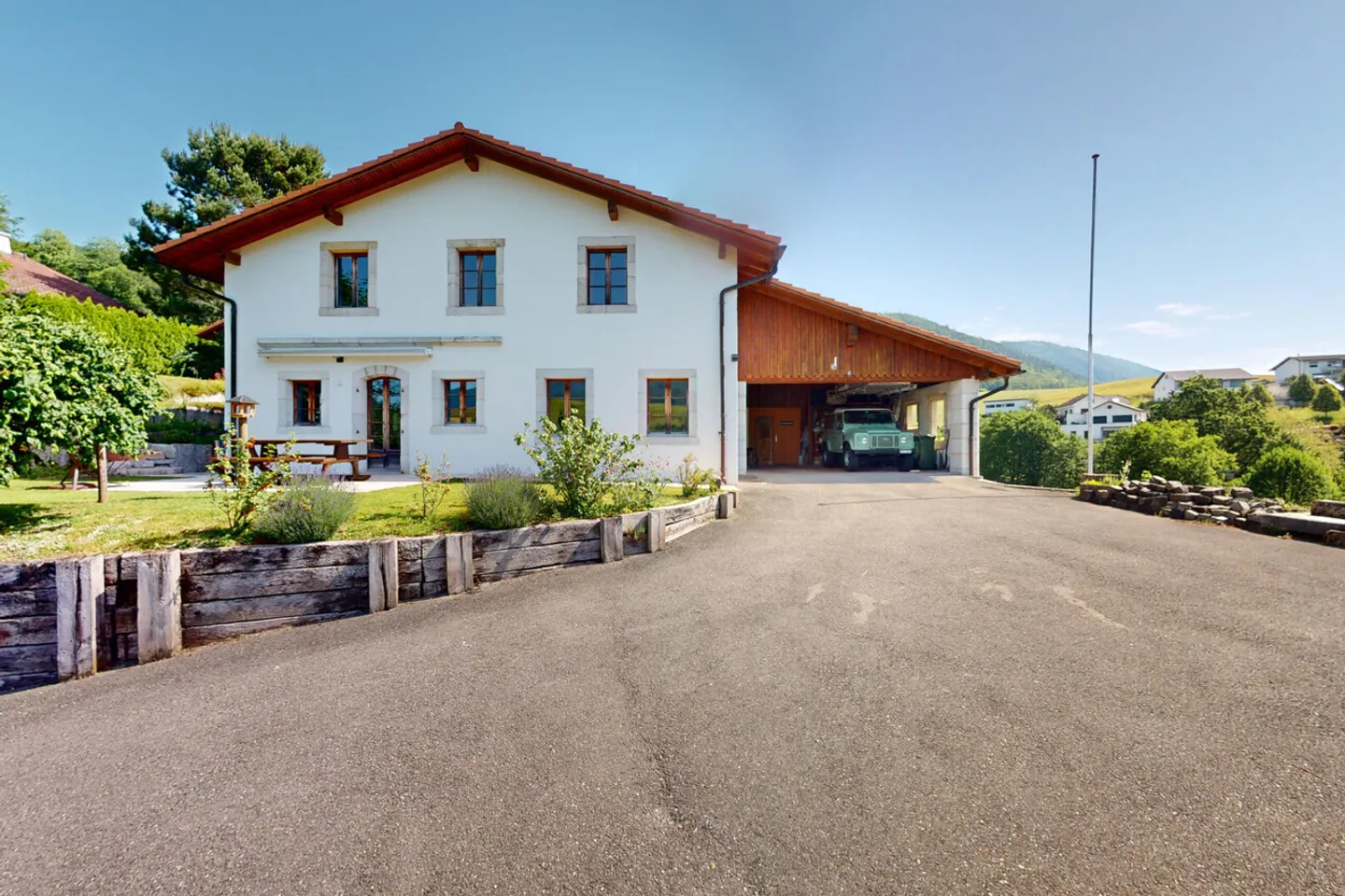 Die perfekte Balance: Zeitgenössische Eleganz und Ruhe in Court - Foto 1 von 28