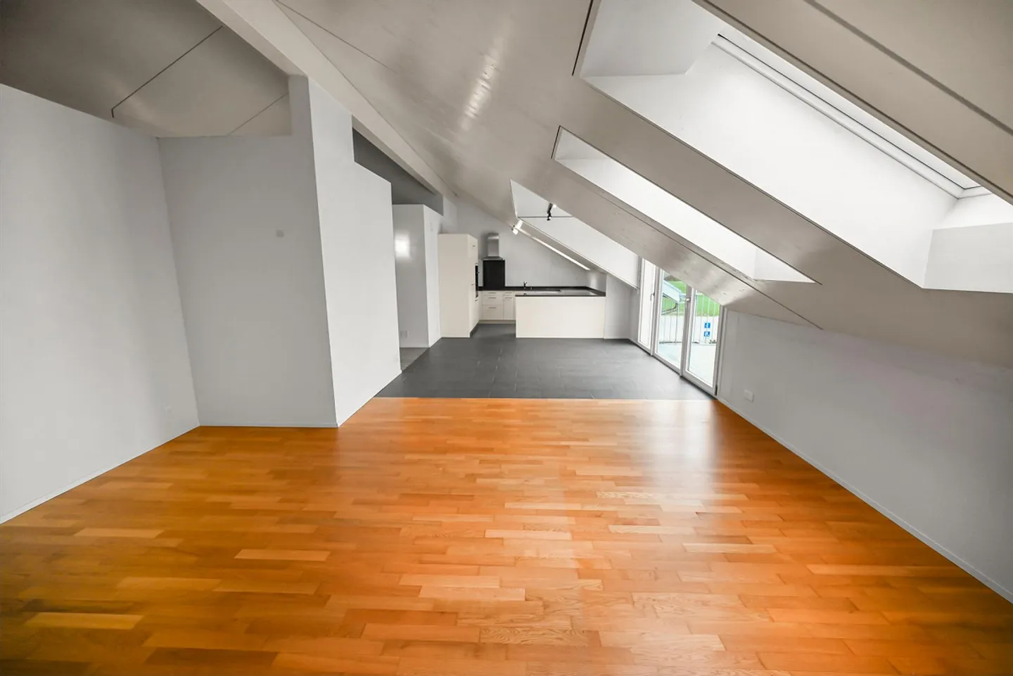Penthouse with Glass Structure. Light-Filled Living in Lengnau AG - Photo 1 of 19
