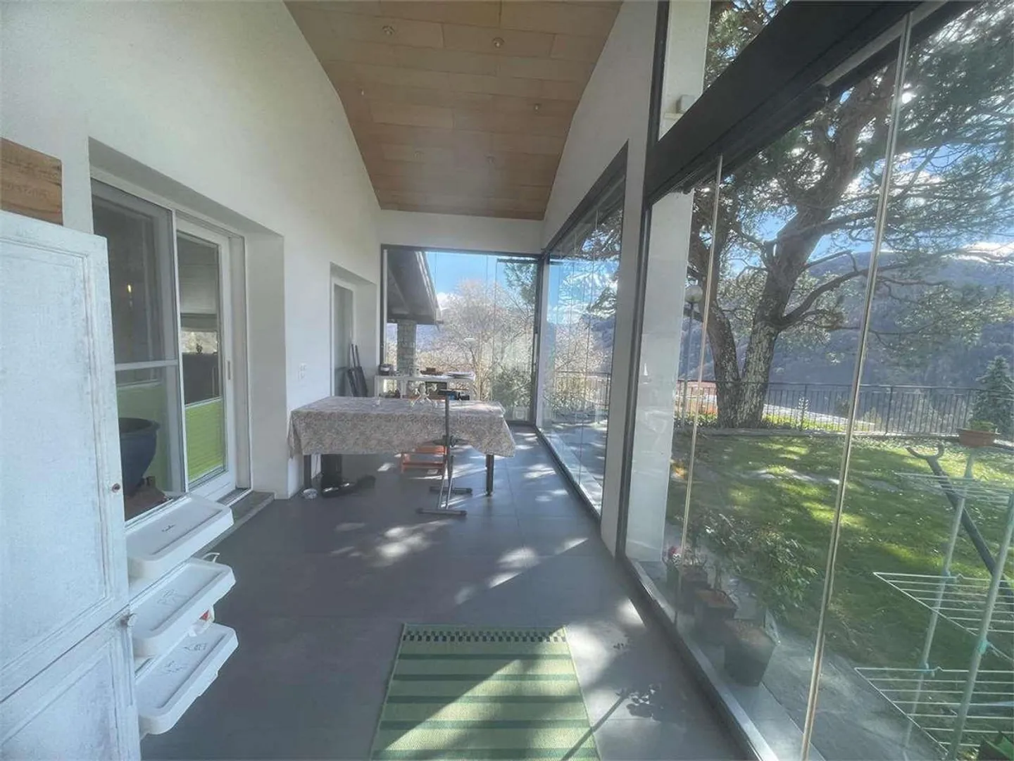 Villa of high standard, embedded in nature in Croglio - Photo 13 of 13
