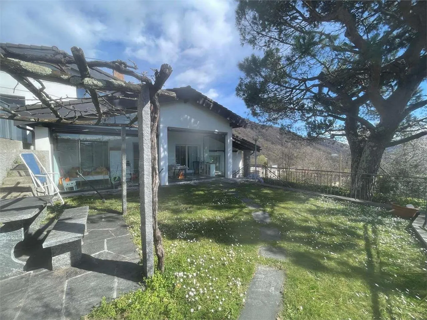 Villa of high standard, embedded in nature in Croglio - Photo 3 of 13