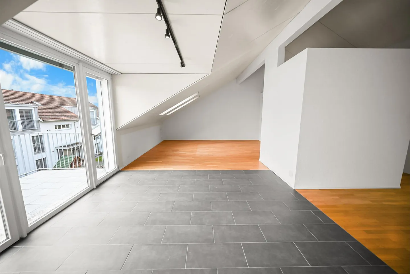 Penthouse with Glass Structure. Light-Filled Living in Lengnau AG - Photo 5 of 19